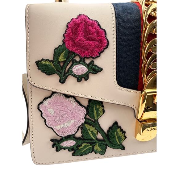 GUCCI Sylvie Embroidered Floral Shoulder Bag in White - Picture 9 of 16